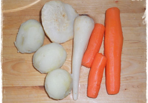 ugotowane warzywa na sałatkę
